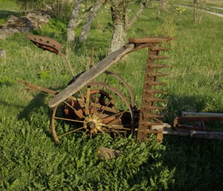 Gammal hästdragen slåtterbalk