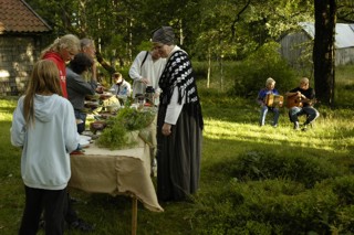 Gott i magen och musik d&auml;rtill l&ouml;nar den mest slitne.