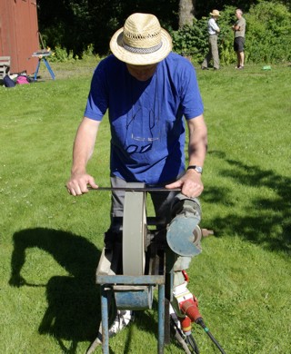 Stefan slipar en lie under sl&aring;tterkursen i &ouml;den&auml;s.