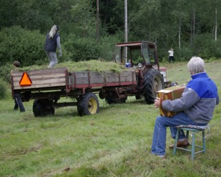 Höbärgning med traktor
